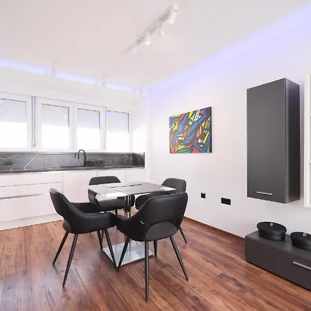 Larga - Stylish In Historic Old Town With Prime Location * Zára