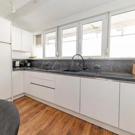 Larga - Stylish In Historic Old Town With Prime Location Zára