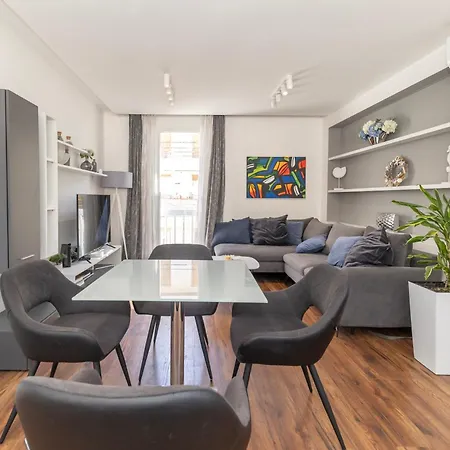 Larga - Stylish In Historic Old Town With Prime Location Apartman