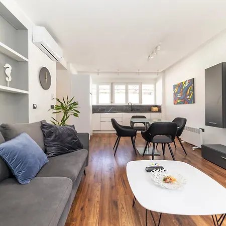 Larga - Stylish In Historic Old Town With Prime Location Apartman